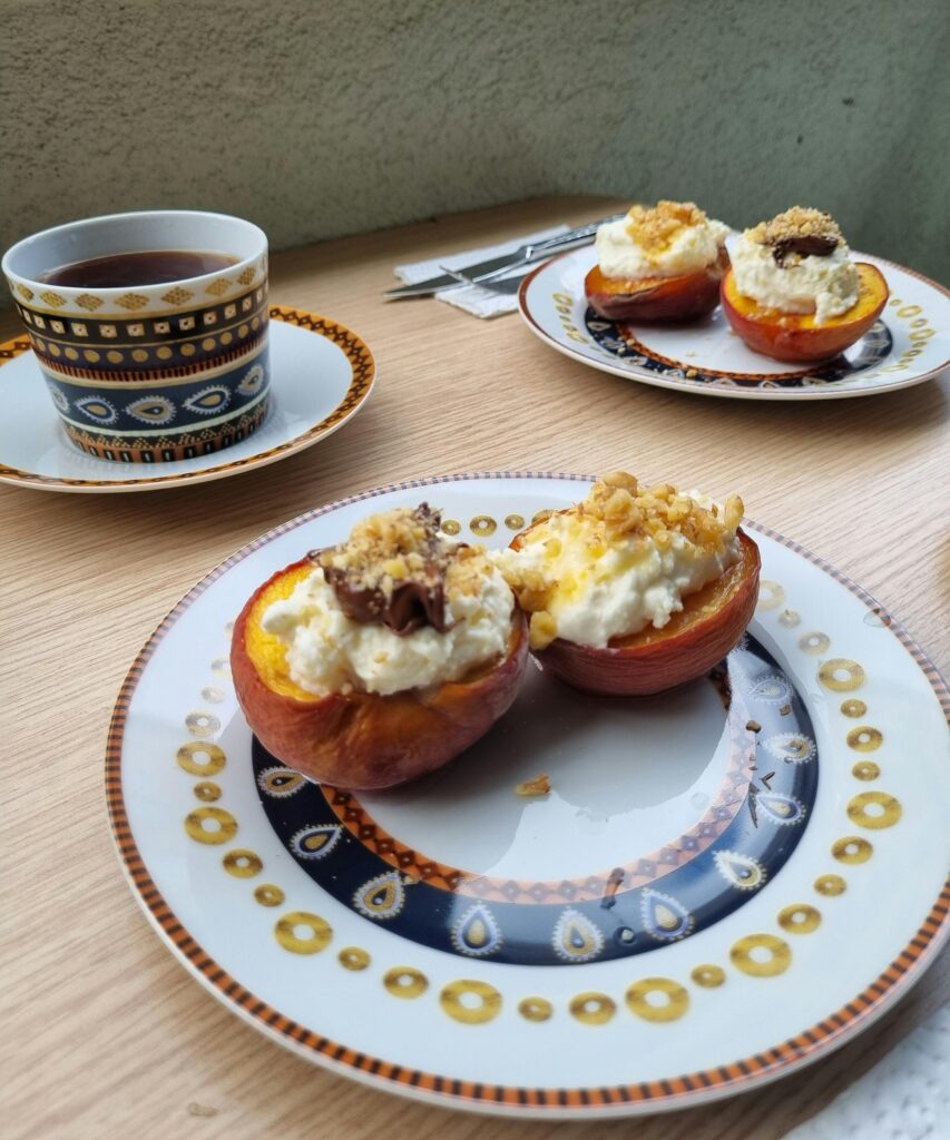 high-protein recipes under 400 calories - cottage cheese and peaches snack