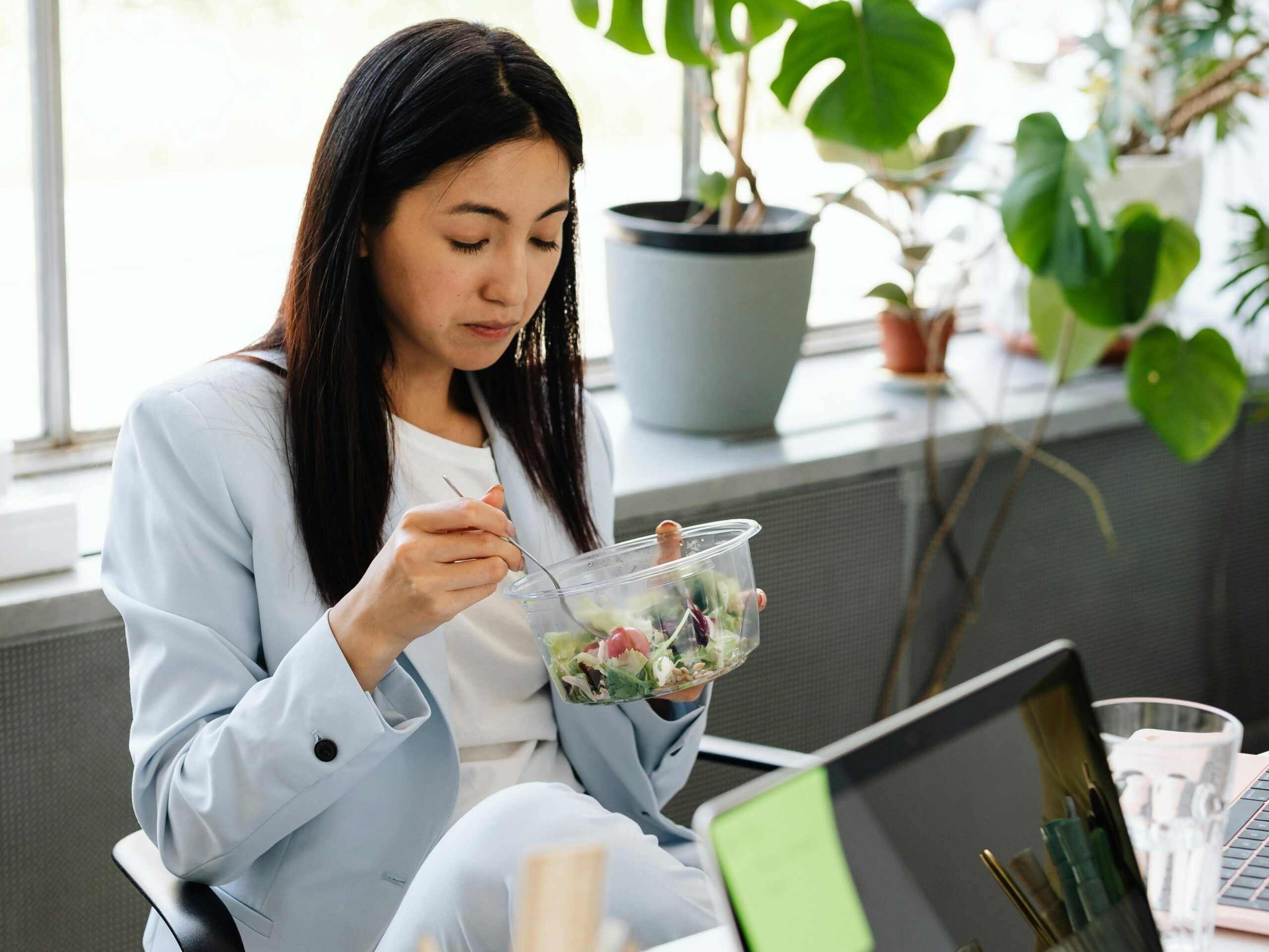 woman eating-no-reheat-high-protein lunch